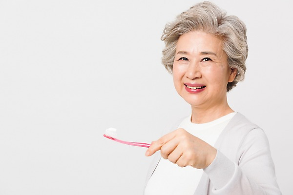 포토 JPG 스튜디오촬영 응시 여자 노년 할머니 실내 건강 한명 서기 미소 들기 사람 근접촬영 상반신 앞모습 실버라이프 건강관리 한국인 양치 칫솔 60대 노인여자한명만 국내포토 1 라이프스타일 시선 뷰포인트 모션 표정 관리 동양인 성인 내부 위생용품 청결 여자한명만 노인여자만 파일형식