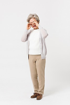 포토 JPG 스튜디오촬영 전신 여자 노년 할머니 실내 건강 한명 서기 사람 앞모습 실버라이프 건강관리 고통 한국인 찡그림 60대 노인여자한명만 눈비비기 안구건조증 국내포토 1 라이프스타일 감정 뷰포인트 모션 표정 관리 동양인 성인 내부 질병 여자한명만 노인여자만 파일형식