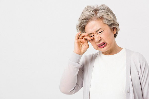 포토 JPG 스튜디오촬영 여자 노년 할머니 실내 건강 한명 서기 사람 근접촬영 상반신 앞모습 실버라이프 건강관리 고통 한국인 찡그림 60대 노인여자한명만 눈비비기 안구건조증 국내포토 1 라이프스타일 감정 뷰포인트 모션 표정 관리 동양인 성인 내부 질병 여자한명만 노인여자만 파일형식