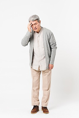 포토 JPG 스튜디오촬영 전신 할아버지 노년 남자 실내 건강 한명 서기 사람 앞모습 실버라이프 손들기 건강관리 고통 한국인 찡그림 두통 70대 노인남자한명만 국내포토 1 라이프스타일 감정 뷰포인트 모션 표정 관리 동양인 성인 내부 질병 남자한명만 노인남자만 파일형식