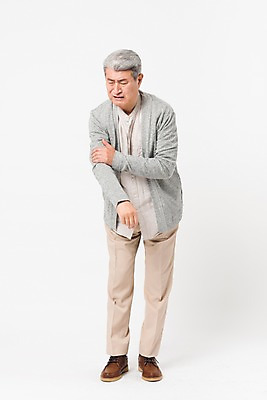 포토 JPG 스튜디오촬영 전신 할아버지 노년 남자 실내 건강 한명 서기 사람 앞모습 실버라이프 건강관리 고통 한국인 잡기 찡그림 70대 팔 노인남자한명만 국내포토 1 라이프스타일 감정 뷰포인트 모션 표정 관리 동양인 성인 내부 신체부위 남자한명만 노인남자만 파일형식