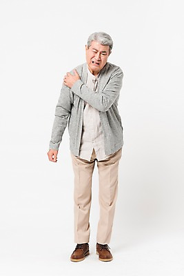 포토 JPG 스튜디오촬영 전신 할아버지 노년 남자 실내 건강 한명 서기 사람 앞모습 실버라이프 건강관리 고통 한국인 잡기 찡그림 어깨 70대 어깨통증 노인남자한명만 국내포토 1 라이프스타일 감정 뷰포인트 모션 표정 관리 동양인 성인 내부 신체부위 질병 남자한명만 노인남자만 파일형식