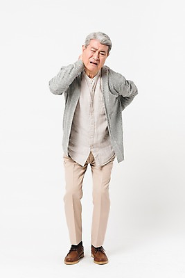 포토 JPG 스튜디오촬영 전신 할아버지 노년 남자 실내 건강 한명 서기 사람 앞모습 실버라이프 건강관리 고통 한국인 잡기 찡그림 70대 목 뒷목 허리통증 노인남자한명만 국내포토 1 라이프스타일 감정 뷰포인트 모션 표정 관리 동양인 성인 내부 신체부위 남자한명만 노인남자만 파일형식