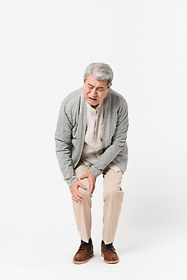 포토 JPG 스튜디오촬영 전신 할아버지 노년 남자 실내 건강 한명 서기 사람 앞모습 실버라이프 건강관리 한국인 잡기 찡그림 무릎 70대 무릎통증 노인남자한명만 국내포토 1 라이프스타일 뷰포인트 모션 표정 관리 동양인 성인 내부 신체부위 고통 남자한명만 노인남자만 파일형식