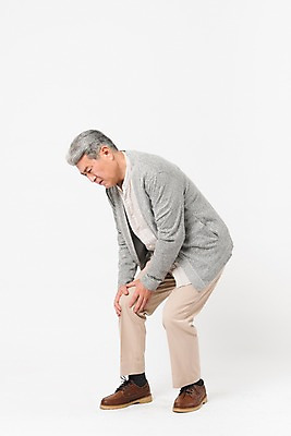 포토 JPG 스튜디오촬영 전신 할아버지 노년 남자 실내 건강 한명 서기 사람 옆모습 실버라이프 건강관리 한국인 잡기 찡그림 무릎 70대 무릎통증 노인남자한명만 국내포토 1 라이프스타일 뷰포인트 모션 표정 관리 동양인 성인 내부 신체부위 고통 남자한명만 노인남자만 파일형식