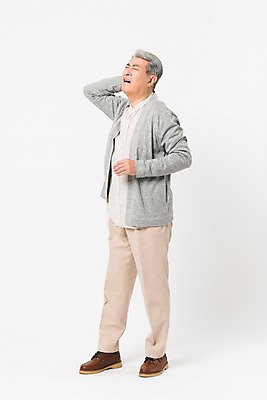 포토 JPG 스튜디오촬영 전신 할아버지 노년 남자 실내 건강 한명 서기 사람 옆모습 실버라이프 건강관리 고통 한국인 잡기 찡그림 70대 목 뒷목 노인남자한명만 국내포토 1 라이프스타일 감정 뷰포인트 모션 표정 관리 동양인 성인 내부 신체부위 남자한명만 노인남자만 파일형식