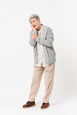 포토 JPG 스튜디오촬영 전신 할아버지 노년 남자 실내 건강 한명 서기 사람 옆모습 실버라이프 건강관리 고통 한국인 잡기 찡그림 70대 치통 노인남자한명만 국내포토 1 라이프스타일 감정 뷰포인트 모션 표정 관리 동양인 성인 내부 질병 남자한명만 노인남자만 파일형식