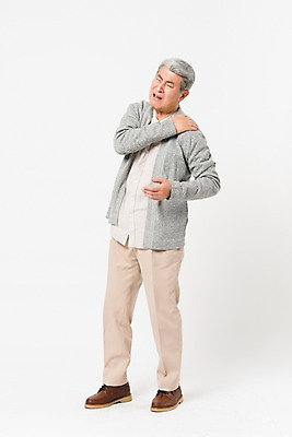 포토 JPG 스튜디오촬영 전신 할아버지 노년 남자 실내 건강 한명 서기 사람 옆모습 실버라이프 건강관리 고통 만지기 한국인 찡그림 어깨 70대 어깨통증 노인남자한명만 국내포토 1 라이프스타일 감정 뷰포인트 모션 표정 관리 동양인 성인 내부 신체부위 질병 남자한명만 노인남자만 파일형식