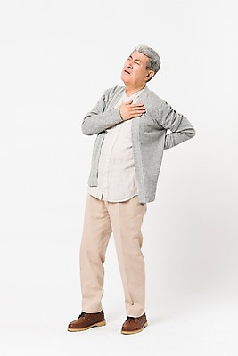 포토 JPG 스튜디오촬영 전신 할아버지 노년 남자 실내 건강 한명 서기 사람 옆모습 실버라이프 건강관리 고통 한국인 잡기 찡그림 가슴 70대 노인남자한명만 국내포토 1 라이프스타일 감정 뷰포인트 모션 표정 관리 동양인 성인 내부 신체부위 남자한명만 노인남자만 파일형식