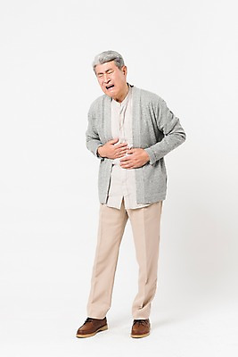 포토 JPG 스튜디오촬영 전신 할아버지 노년 남자 실내 건강 한명 서기 사람 앞모습 실버라이프 건강관리 고통 한국인 잡기 찡그림 70대 복통 복부 노인남자한명만 국내포토 1 라이프스타일 감정 뷰포인트 모션 표정 관리 동양인 성인 내부 신체부위 질병 남자한명만 노인남자만 파일형식