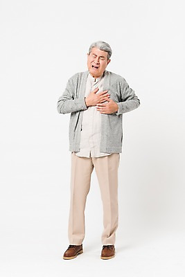 포토 JPG 스튜디오촬영 전신 할아버지 노년 남자 실내 건강 한명 서기 사람 앞모습 실버라이프 건강관리 만지기 한국인 찡그림 가슴 70대 가슴통증 노인남자한명만 국내포토 1 라이프스타일 뷰포인트 모션 표정 관리 동양인 성인 내부 신체부위 고통 남자한명만 노인남자만 파일형식