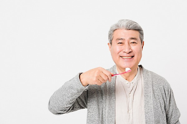 포토 JPG 스튜디오촬영 응시 할아버지 노년 남자 실내 건강 한명 서기 미소 들기 사람 상반신 앞모습 실버라이프 건강관리 한국인 양치 칫솔 70대 노인남자한명만 국내포토 1 라이프스타일 시선 뷰포인트 모션 표정 관리 동양인 성인 내부 위생용품 청결 남자한명만 노인남자만 파일형식