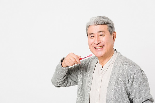 포토 JPG 스튜디오촬영 응시 할아버지 노년 남자 실내 건강 한명 서기 미소 들기 사람 상반신 앞모습 실버라이프 건강관리 한국인 양치 칫솔 70대 노인남자한명만 국내포토 1 라이프스타일 시선 뷰포인트 모션 표정 관리 동양인 성인 내부 위생용품 청결 남자한명만 노인남자만 파일형식