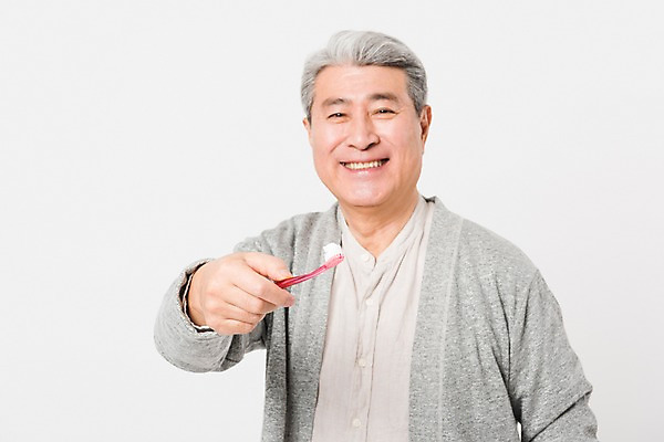 포토 JPG 스튜디오촬영 응시 할아버지 노년 남자 실내 건강 한명 서기 미소 들기 사람 상반신 앞모습 실버라이프 건강관리 한국인 양치 칫솔 70대 노인남자한명만 국내포토 1 라이프스타일 시선 뷰포인트 모션 표정 관리 동양인 성인 내부 위생용품 청결 남자한명만 노인남자만 파일형식