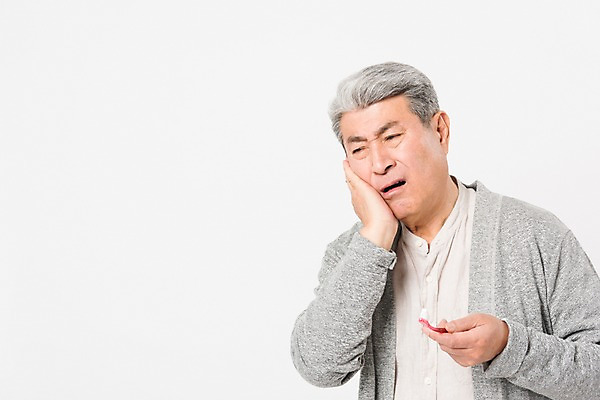 포토 JPG 스튜디오촬영 할아버지 노년 남자 실내 건강 한명 서기 들기 사람 근접촬영 상반신 앞모습 실버라이프 건강관리 고통 한국인 찡그림 보호 칫솔 70대 치통 노인남자한명만 국내포토 1 라이프스타일 감정 뷰포인트 컨셉 모션 표정 관리 동양인 성인 내부 위생용품 질병 남자한명만 노인남자만 파일형식