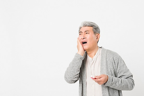 포토 JPG 스튜디오촬영 할아버지 노년 남자 실내 건강 한명 서기 들기 사람 상반신 앞모습 실버라이프 건강관리 고통 한국인 찡그림 보호 칫솔 70대 치통 노인남자한명만 국내포토 1 라이프스타일 감정 뷰포인트 컨셉 모션 표정 관리 동양인 성인 내부 위생용품 질병 남자한명만 노인남자만 파일형식