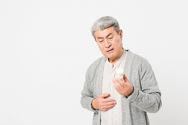 포토 JPG 스튜디오촬영 응시 할아버지 노년 남자 실내 건강 한명 서기 들기 사람 상반신 앞모습 실버라이프 알약 건강관리 한국인 찡그림 약병 고민 70대 의심 노인남자한명만 국내포토 1 라이프스타일 시선 감정 뷰포인트 모션 표정 관리 동양인 성인 내부 약 병_담는 남자한명만 노인남자만 파일형식