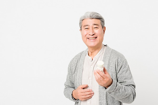 포토 JPG 스튜디오촬영 응시 할아버지 노년 남자 실내 건강 한명 서기 미소 들기 사람 상반신 앞모습 실버라이프 알약 건강관리 한국인 약병 70대 노인남자한명만 국내포토 1 라이프스타일 시선 뷰포인트 모션 표정 관리 동양인 성인 내부 약 병_담는 남자한명만 노인남자만 파일형식