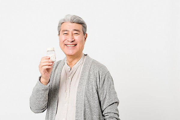 포토 JPG 스튜디오촬영 응시 할아버지 노년 남자 실내 건강 한명 서기 미소 들기 사람 상반신 앞모습 실버라이프 알약 건강관리 한국인 약병 70대 노인남자한명만 국내포토 1 라이프스타일 시선 뷰포인트 모션 표정 관리 동양인 성인 내부 약 병_담는 남자한명만 노인남자만 파일형식