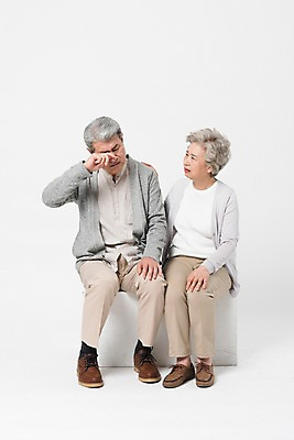 포토 JPG 스튜디오촬영 전신 응시 여자 할아버지 노년 남자 할머니 실내 건강 서기 사람 두명 앞모습 실버라이프 건강관리 노부부 고통 한국인 찡그림 60대 고민 70대 위로 노인만 눈비비기 어깨에손 국내포토 라이프스타일 부부 시선 감정 뷰포인트 모션 표정 관리 동양인 성인 내부 성인만 파일형식