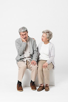 포토 JPG 스튜디오촬영 전신 응시 여자 할아버지 노년 남자 할머니 실내 건강 사람 앉기 두명 앞모습 실버라이프 건강관리 노부부 고통 한국인 찡그림 치아 60대 70대 위로 치통 노인만 어깨에손 국내포토 라이프스타일 부부 시선 감정 뷰포인트 모션 표정 관리 동양인 성인 내부 소화기관 질병 성인만 파일형식