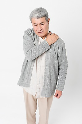 포토 JPG 스튜디오촬영 할아버지 노년 남자 실내 건강 한명 서기 사람 상반신 앞모습 실버라이프 건강관리 고통 한국인 잡기 찡그림 어깨 70대 어깨통증 노인남자한명만 국내포토 1 라이프스타일 감정 뷰포인트 모션 표정 관리 동양인 성인 내부 신체부위 질병 남자한명만 노인남자만 파일형식