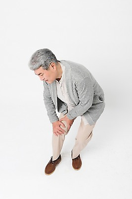 포토 JPG 스튜디오촬영 전신 할아버지 노년 남자 실내 건강 한명 서기 사람 앞모습 실버라이프 하이앵글 건강관리 고통 한국인 다리 잡기 찡그림 70대 무릎통증 노인남자한명만 국내포토 1 라이프스타일 감정 뷰포인트 모션 표정 관리 동양인 성인 내부 신체부위 남자한명만 노인남자만 파일형식