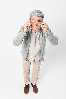 포토 JPG 스튜디오촬영 전신 응시 할아버지 노년 남자 안경 실내 건강 한명 서기 사람 앞모습 실버라이프 하이앵글 건강관리 한국인 올려보기 잡기 찡그림 70대 안경다리 노인남자한명만 국내포토 1 라이프스타일 시선 잡화 뷰포인트 모션 표정 관리 동양인 성인 내부 남자한명만 노인남자만 파일형식