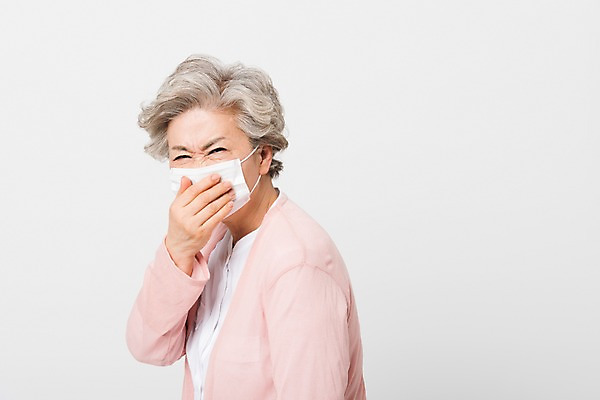 포토 JPG 스튜디오촬영 응시 여자 노년 할머니 실내 건강 마스크 한명 서기 사람 상반신 옆모습 실버라이프 건강관리 한국인 찡그림 보호 60대 감기 예방 황사 노인여자한명만 미세먼지 코로나바이러스 국내포토 1 라이프스타일 시선 뷰포인트 컨셉 모션 표정 관리 동양인 성인 내부 바이러스 질병 먼지 여자한명만 노인여자만 파일형식