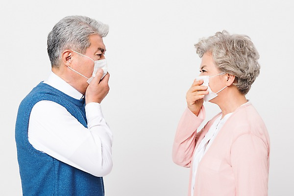 포토 JPG 스튜디오촬영 응시 여자 할아버지 노년 남자 할머니 실내 건강 마스크 사람 상반신 두명 옆모습 실버라이프 마주보기 건강관리 노부부 한국인 보호 60대 감기 예방 70대 황사 노인만 미세먼지 코로나바이러스 국내포토 라이프스타일 부부 시선 뷰포인트 컨셉 모션 관리 동양인 성인 내부 바이러스 질병 먼지 성인만 파일형식