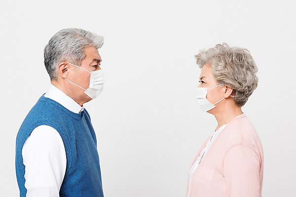 포토 JPG 스튜디오촬영 응시 여자 할아버지 노년 남자 할머니 실내 건강 마스크 사람 상반신 두명 옆모습 실버라이프 마주보기 건강관리 노부부 한국인 보호 60대 감기 예방 70대 황사 노인만 미세먼지 코로나바이러스 국내포토 라이프스타일 부부 시선 뷰포인트 컨셉 모션 관리 동양인 성인 내부 바이러스 질병 먼지 성인만 파일형식