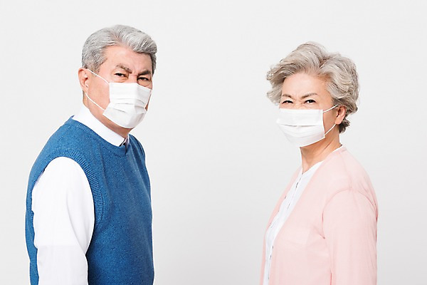 포토 JPG 스튜디오촬영 응시 여자 할아버지 노년 남자 할머니 실내 건강 마스크 서기 사람 상반신 두명 옆모습 실버라이프 건강관리 노부부 한국인 찡그림 보호 60대 감기 예방 70대 황사 노인만 미세먼지 코로나바이러스 국내포토 라이프스타일 부부 시선 뷰포인트 컨셉 모션 표정 관리 동양인 성인 내부 바이러스 질병 먼지 성인만 파일형식
