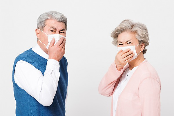 포토 JPG 스튜디오촬영 응시 여자 할아버지 노년 남자 할머니 실내 건강 마스크 서기 사람 상반신 두명 옆모습 실버라이프 건강관리 노부부 한국인 찡그림 보호 60대 감기 예방 70대 황사 노인만 미세먼지 코로나바이러스 국내포토 라이프스타일 부부 시선 뷰포인트 컨셉 모션 표정 관리 동양인 성인 내부 바이러스 질병 먼지 성인만 파일형식