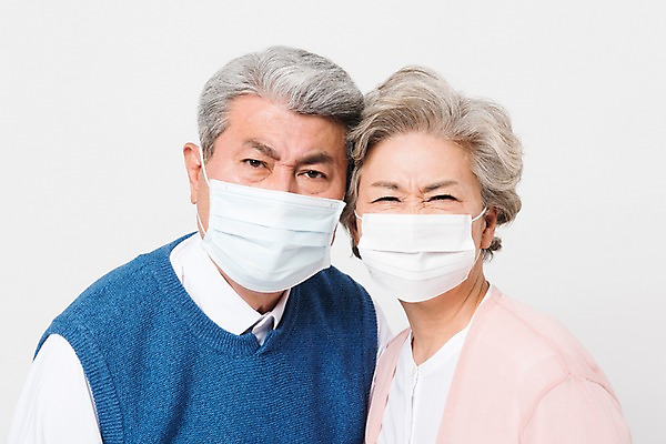 포토 JPG 스튜디오촬영 응시 여자 할아버지 노년 남자 할머니 실내 건강 마스크 서기 사람 근접촬영 상반신 두명 앞모습 실버라이프 건강관리 노부부 한국인 찡그림 보호 60대 감기 예방 70대 황사 노인만 미세먼지 코로나바이러스 국내포토 라이프스타일 부부 시선 뷰포인트 컨셉 모션 표정 관리 동양인 성인 내부 바이러스 질병 먼지 성인만 파일형식