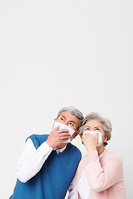 포토 JPG 스튜디오촬영 응시 여자 할아버지 노년 남자 할머니 실내 건강 마스크 서기 사람 상반신 두명 앞모습 실버라이프 건강관리 노부부 한국인 올려보기 잡기 찡그림 보호 60대 감기 예방 70대 황사 노인만 미세먼지 코로나바이러스 국내포토 라이프스타일 부부 시선 뷰포인트 컨셉 모션 표정 관리 동양인 성인 내부 바이러스 질병 먼지 성인만 파일형식