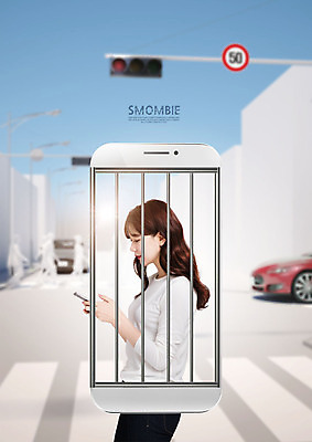 PSD 편집이미지 응시 여자 가로등 자동차 한명 들기 사람 상반신 성인 30대 스마트폰 한국인 횡단보도 위험 신호등 교차로 사회이슈 창살 중독 성인여자한명만 스몸비 이미지편집 1 시선 공공시설 길 육상교통 컨셉 모션 동양인 장년 핸드폰 스마트기기 보행로 신조어 여자한명만 성인여자만 파일형식