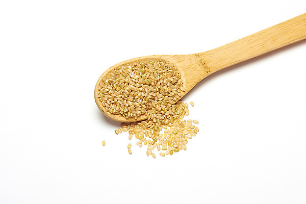 포토 JPG 스튜디오촬영 곡류 실내 사람없음 추수 가을 흰배경 유기농 나무숟가락 흘림 현미 국내포토 웰빙 계절 백그라운드 농업 모션 내부 숟가락 흰색 파일형식