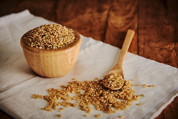 포토 JPG 스튜디오촬영 그릇 곡류 실내 사람없음 추수 직물 담기 나무숟가락 현미 나무배경 국내포토 식기 백그라운드 농업 모션 내부 숟가락 파일형식