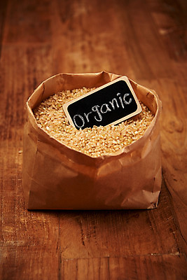 포토 JPG 스튜디오촬영 곡류 실내 사람없음 종이봉투 추수 마루 가득함 유기농 담기 미니칠판 현미 국내포토 웰빙 농업 모션 봉투 바닥 내부 칠판 파일형식