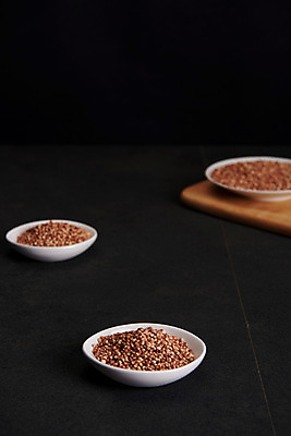 포토 JPG 스튜디오촬영 그릇 검은배경 곡류 실내 사람없음 아웃포커스 추수 담기 잡곡 수수 국내포토 식기 백그라운드 농업 모션 촬영기법 내부 검은색 파일형식