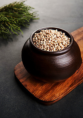 포토 JPG 스튜디오촬영 곡류 실내 사람없음 추수 항아리 풀잎 가득함 담기 나무도마 율무 국내포토 잎 농업 모션 도마 내부 목재 도자기 풀_식물 파일형식