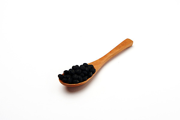 포토 JPG 스튜디오촬영 곡류 실내 사람없음 하이앵글 추수 가을 흰배경 유기농 담기 나무숟가락 검정콩 서리태 플랫레이 국내포토 웰빙 계절 뷰포인트 백그라운드 농업 모션 콩 내부 숟가락 흰색 플랫 파일형식