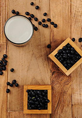 포토 JPG 스튜디오촬영 잔 곡류 실내 사람없음 하이앵글 우유 추수 담기 흘림 되 검정콩 서리태 콩두유 플랫레이 나무배경 국내포토 식기 뷰포인트 백그라운드 농업 모션 유제품 콩 내부 플랫 두유 파일형식