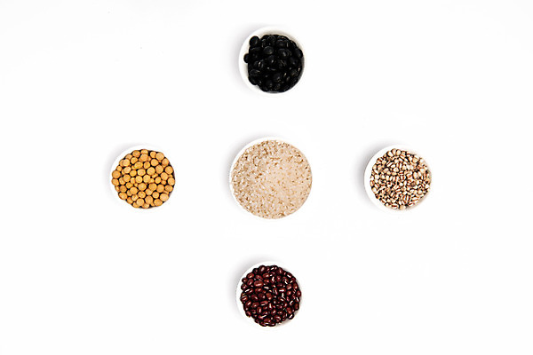 포토 JPG 스튜디오촬영 곡류 실내 사람없음 하이앵글 추수 쌀 가을 가득함 흰배경 유기농 담기 팥 밥그릇 검은콩 백태 수수 율무 플랫레이 국내포토 그릇 웰빙 계절 뷰포인트 백그라운드 농업 모션 콩 내부 흰색 플랫 파일형식