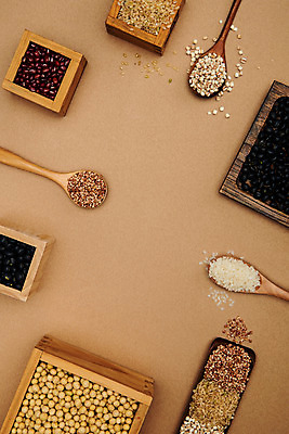 포토 JPG 스튜디오촬영 곡류 실내 사람없음 하이앵글 추수 쌀 팥 나무숟가락 되 대두 서리태 수수 현미 플랫레이 국내포토 뷰포인트 농업 내부 숟가락 플랫 파일형식