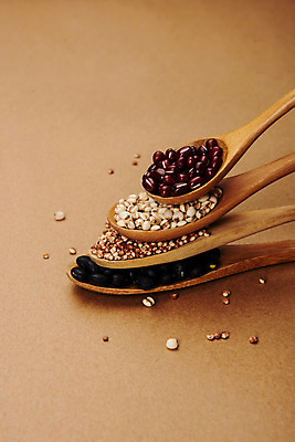 포토 JPG 스튜디오촬영 곡류 실내 사람없음 쌓기 추수 떨어짐 팥 나무숟가락 서리태 수수 율무 국내포토 컨셉 농업 모션 내부 숟가락 파일형식