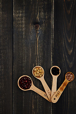 포토 JPG 스튜디오촬영 실내 사람없음 하이앵글 추수 크기 계량스푼 팥 나무숟가락 검정콩 대두 수수 플랫레이 나무배경 국내포토 뷰포인트 백그라운드 농업 주방용품 콩 내부 숟가락 플랫 파일형식