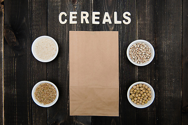 포토 JPG 스튜디오촬영 그릇 종이 곡류 실내 사람없음 하이앵글 종이봉투 추수 쌀 시리얼 담기 대두 현미 플랫레이 나무배경 국내포토 식기 음식 뷰포인트 백그라운드 농업 모션 봉투 내부 플랫 파일형식