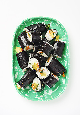 포토 JPG 스튜디오촬영 접시 음식 조각 실내 누끼 근접촬영 사람없음 하이앵글 여러개 분식 오브젝트 흰배경 김밥 슬라이스 군것질 길거리음식 꼬마김밥 국내포토 식기 뷰포인트 다수 백그라운드 디저트 내부 흰색 파일형식