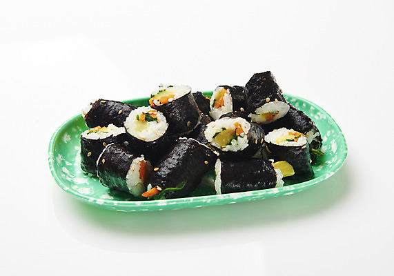 포토 JPG 스튜디오촬영 접시 음식 조각 실내 누끼 근접촬영 사람없음 여러개 분식 오브젝트 흰배경 김밥 군것질 길거리음식 꼬마김밥 국내포토 식기 뷰포인트 다수 백그라운드 디저트 내부 흰색 파일형식